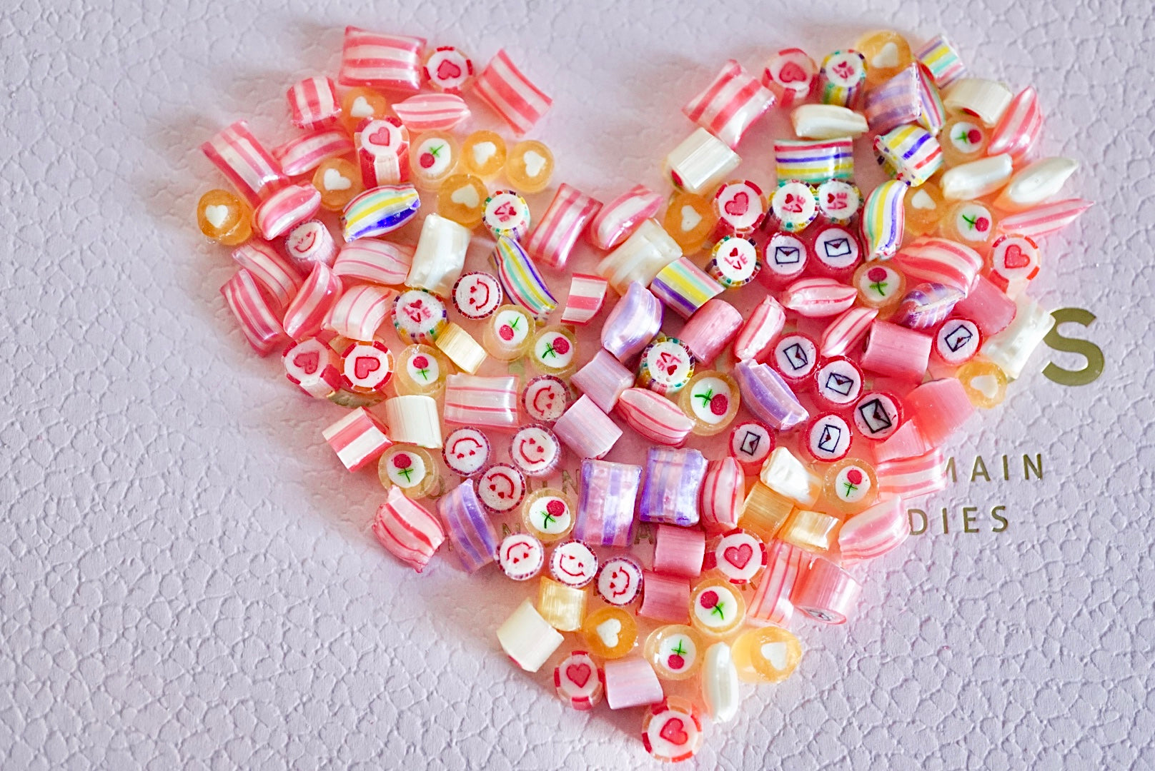 Tubes de bonbons sur le thème de l'amour