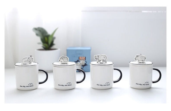 Tasse en céramique avec support de téléphone en forme d'animal sur le couvercle