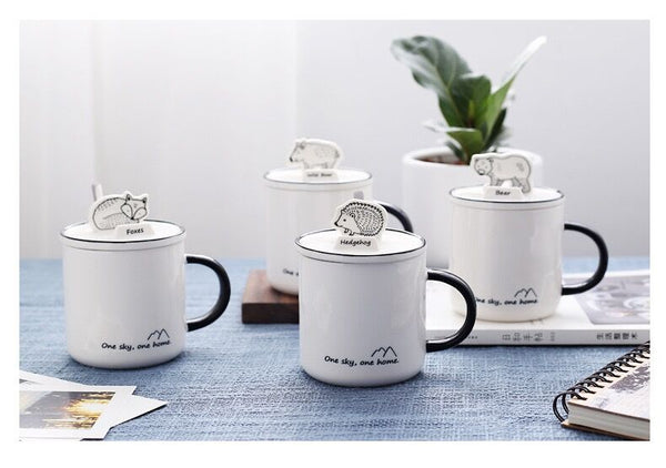 Tasse en céramique avec support de téléphone en forme d'animal sur le couvercle