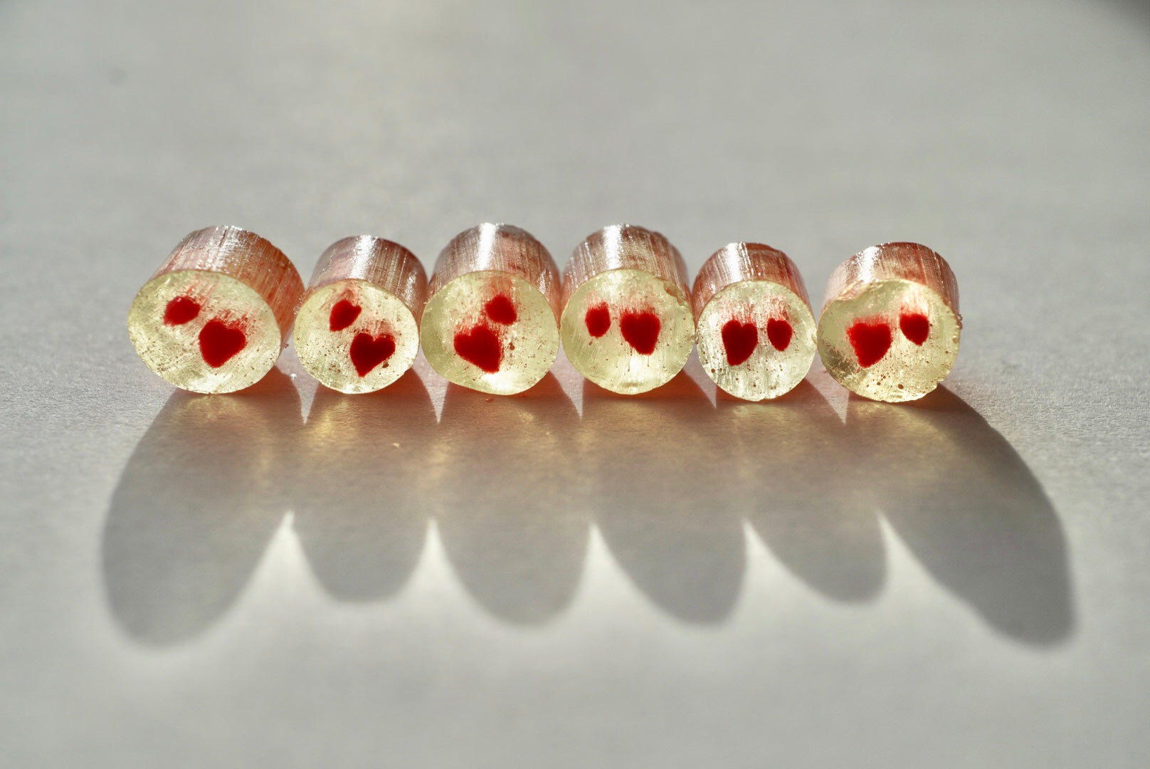 Tubes de bonbons sur le thème de l'amour